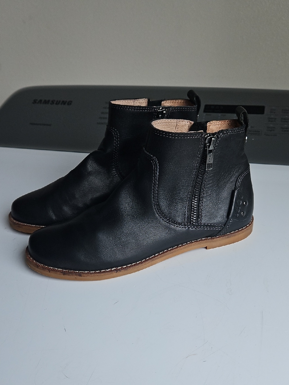 Taos Double Time leather side zip flat ankle boots Women 6 Black